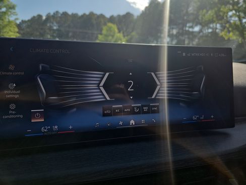 Certified 2025 BMW 330i Sedan w/ Premium Package RWD image 23