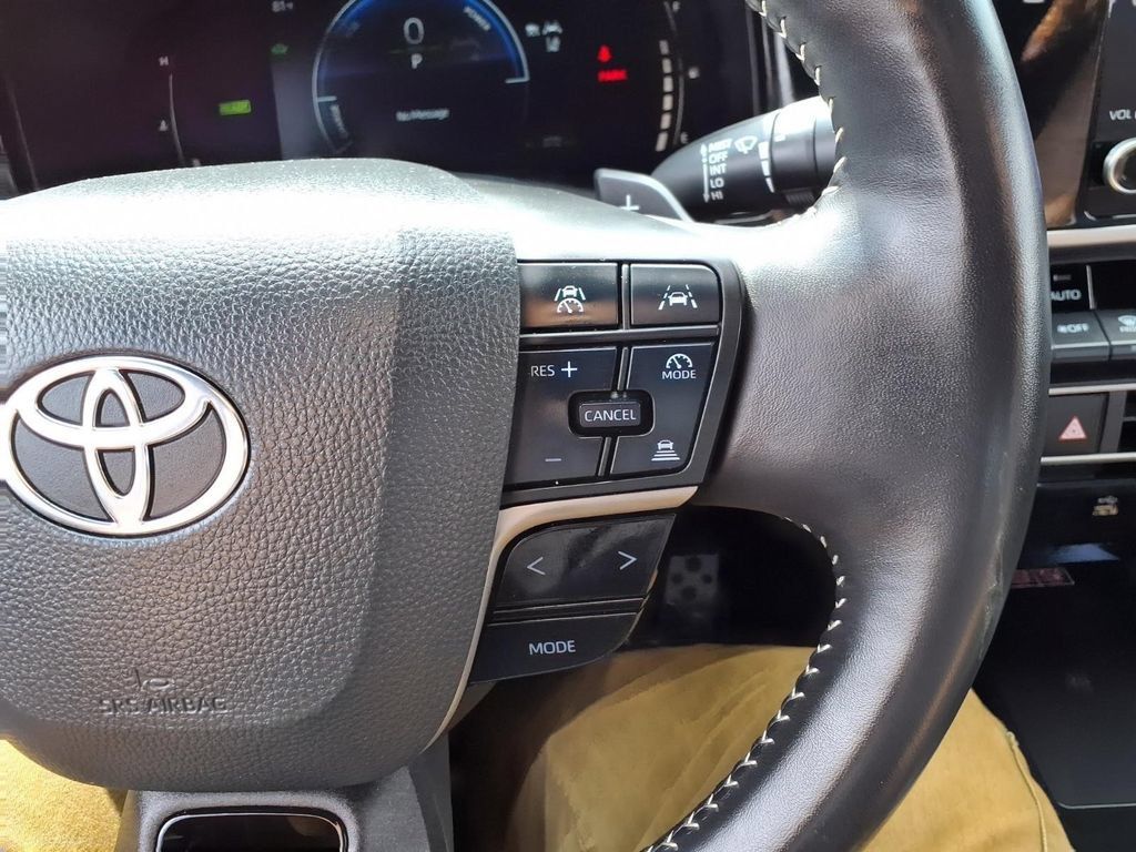 Used 2025 Toyota Camry SE FWD image 15
