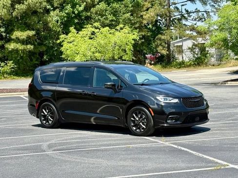 Used 2021 Chrysler Pacifica Touring w/ Uconnect Theater Family Group FWD image 10