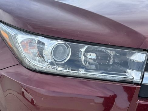 Used 2018 Toyota Highlander Limited w/ Carpet Mat Package (TMS) image 9