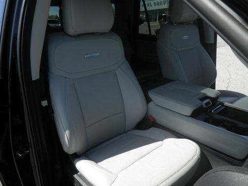 Certified 2025 Ford Expedition Platinum image 28