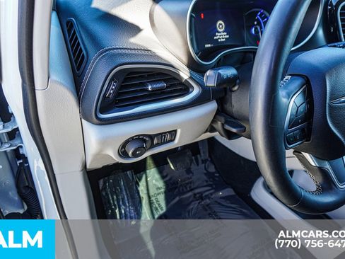 Used 2024 Chrysler Pacifica Select image 39