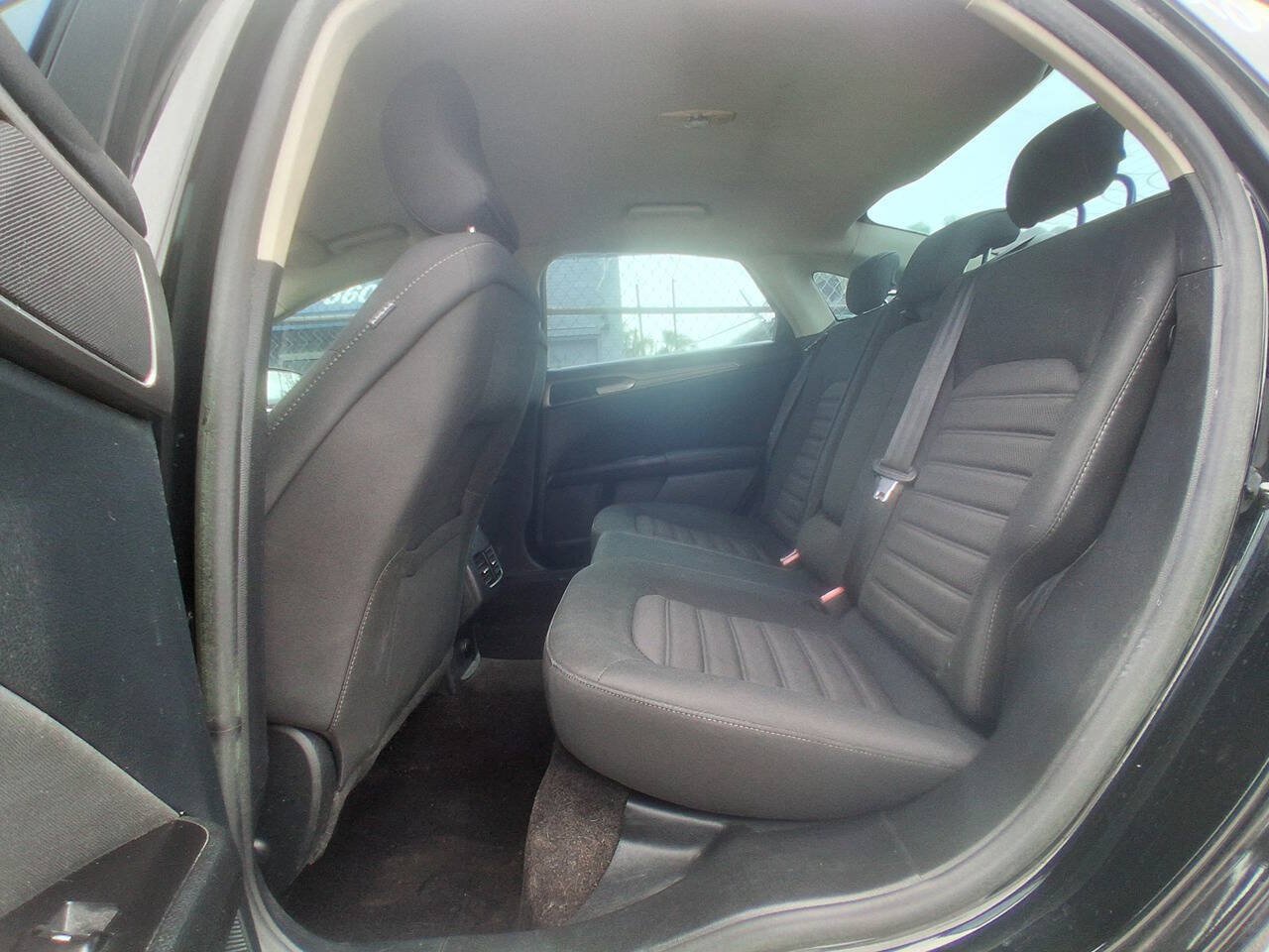 Used 2017 Ford Fusion SE w/ Fusion SE Technology Package FWD image 17