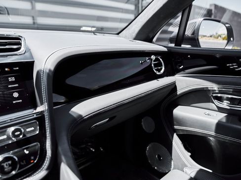 Used 2024 Bentley Bentayga AWD/4WD image 79