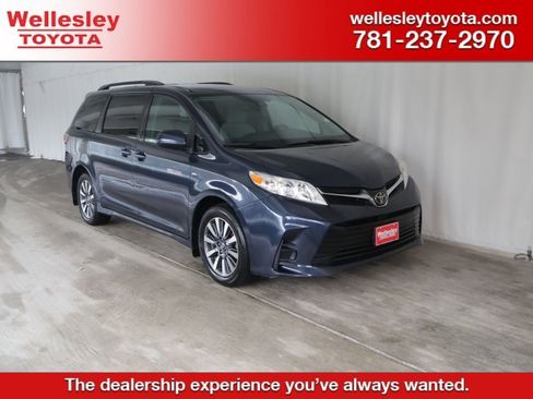 Used 2018 Toyota Sienna LE image 1