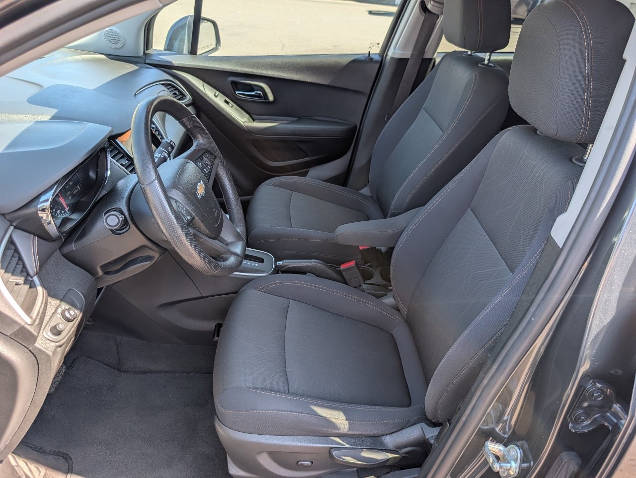 Used 2018 Chevrolet Trax LT w/ LPO, Cargo Package FWD image 2