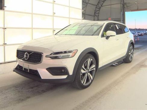 Certified 2025 Volvo V60 B5 Cross Country Plus image 2