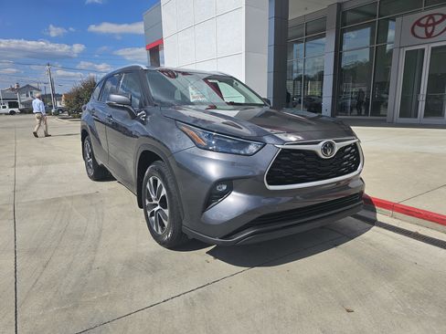 Used 2022 Toyota Highlander XLE image 9