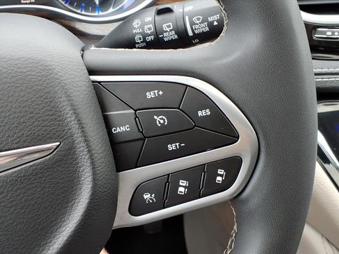 Used 2023 Chrysler Pacifica Limited FWD image 23