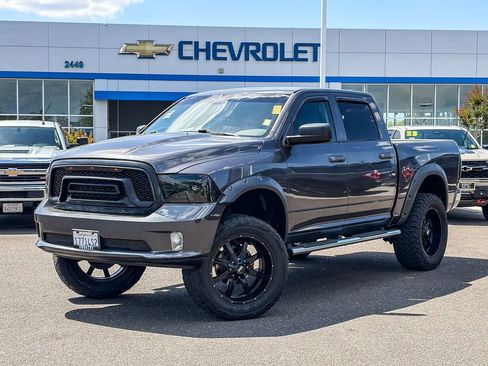 Used 2017 RAM 1500 Express RWD image 1