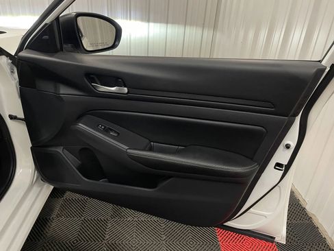 Used 2025 Nissan Altima 2.5 SV FWD image 41