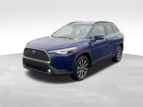 Used 2024 Toyota Corolla Cross XLE image 3