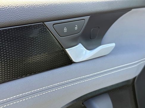 New 2026 Volkswagen Tiguan SE R-Line FWD image 10