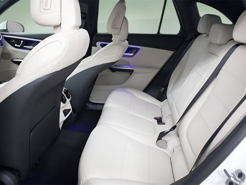 Used 2025 Mercedes-Benz GLC 350e 4MATIC image 23