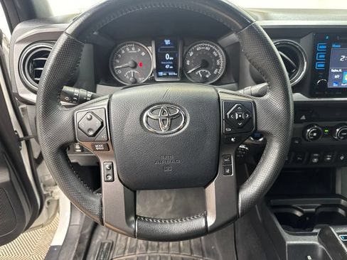 Used 2018 Toyota Tacoma TRD Off-Road w/ Technology Package AWD/4WD image 16