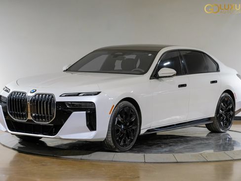 Used 2023 BMW 740i w/ Parking Assistance Package RWD image 7