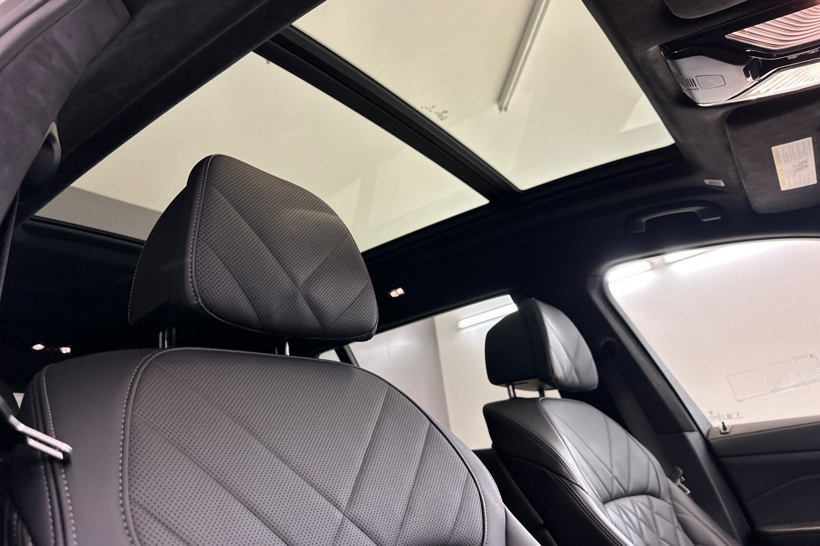 Certified 2025 BMW X7 xDrive40i w/ M Sport Package AWD/4WD image 25