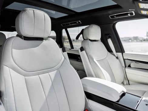 Used 2026 Land Rover Range Rover Long Wheelbase SE image 39