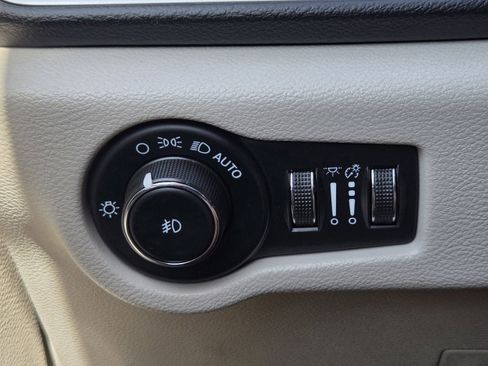 Used 2023 Chrysler Pacifica Touring-L image 23