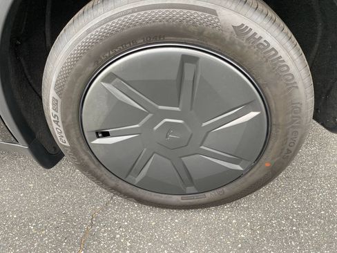 Used 2026 Tesla Model Y AWD image 5