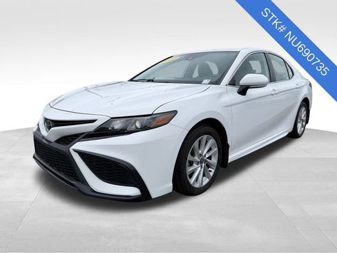 Used 2022 Toyota Camry SE image 3