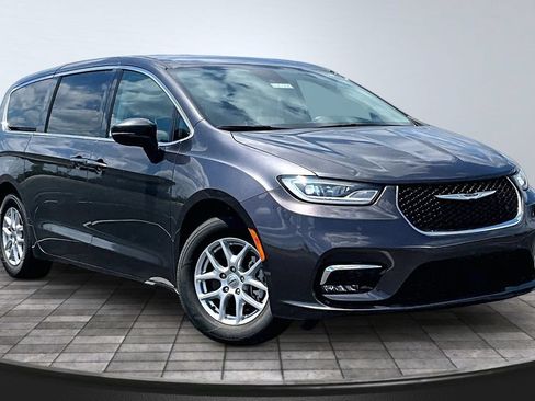 Used 2023 Chrysler Pacifica Touring-L FWD image 12