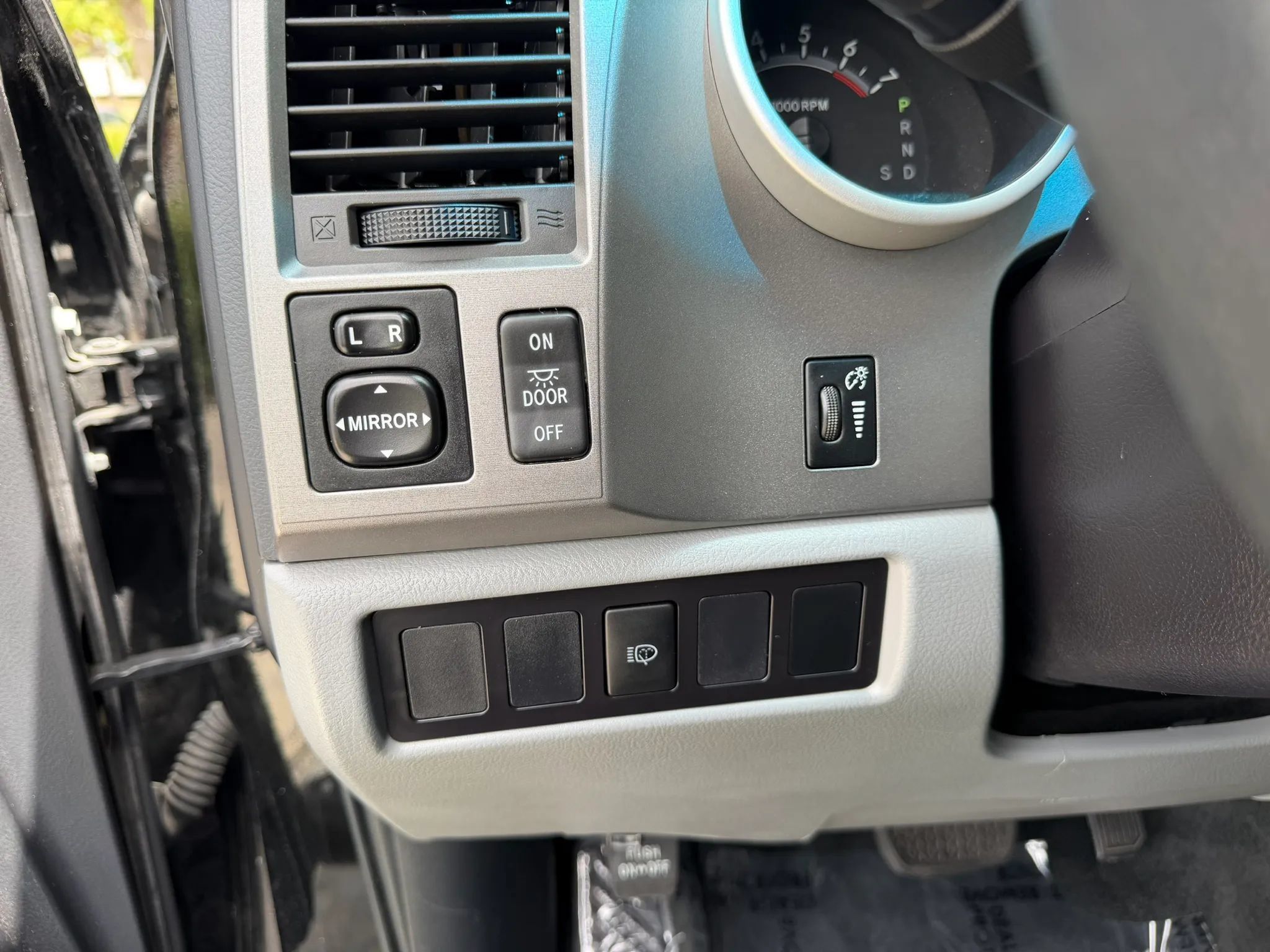 Used 2016 Toyota Sequoia SR5 w/ Premium Package RWD image 33