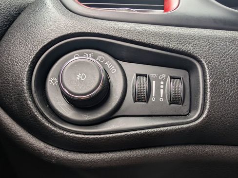Used 2016 Jeep Renegade Trailhawk AWD/4WD image 36
