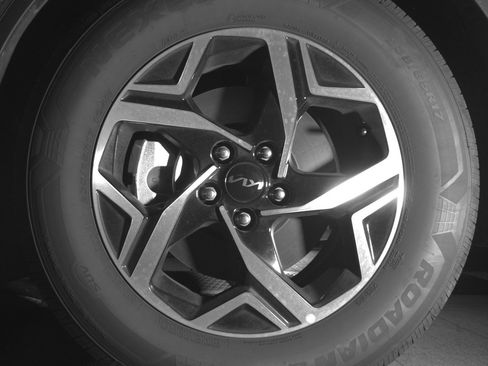 Used 2025 Kia Sportage LX image 12