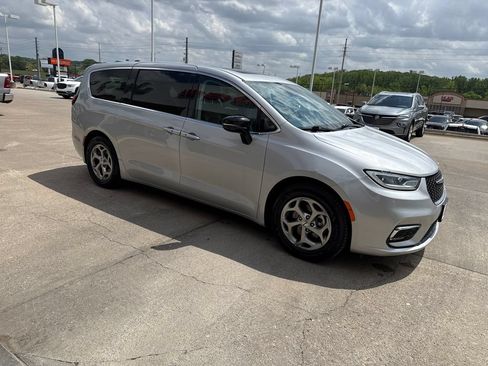 Used 2024 Chrysler Pacifica Limited FWD image 7