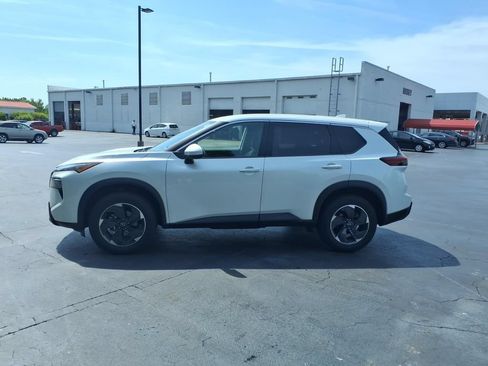 Used 2024 Nissan Rogue SV AWD/4WD image 6