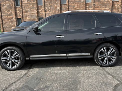 Used 2017 Nissan Pathfinder Platinum w/ Family Entertainment Package image 5