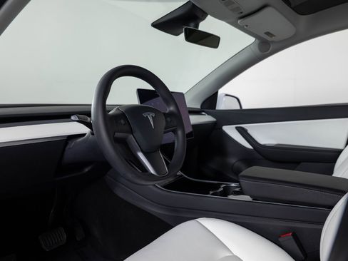 Used 2021 Tesla Model Y Long Range image 14