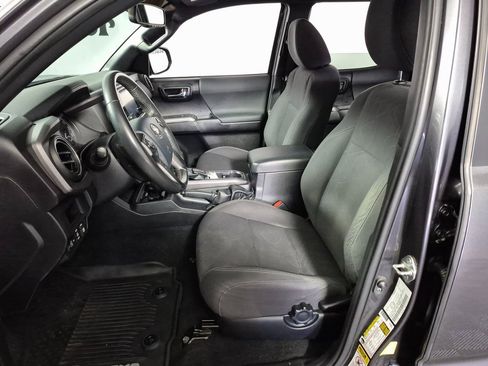 Used 2017 Toyota Tacoma TRD Sport image 9