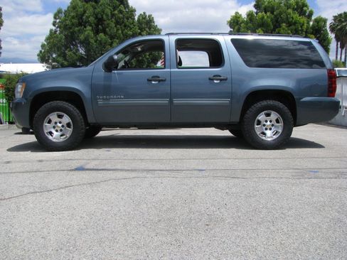 Used 2010 Chevrolet Suburban LS RWD image 1