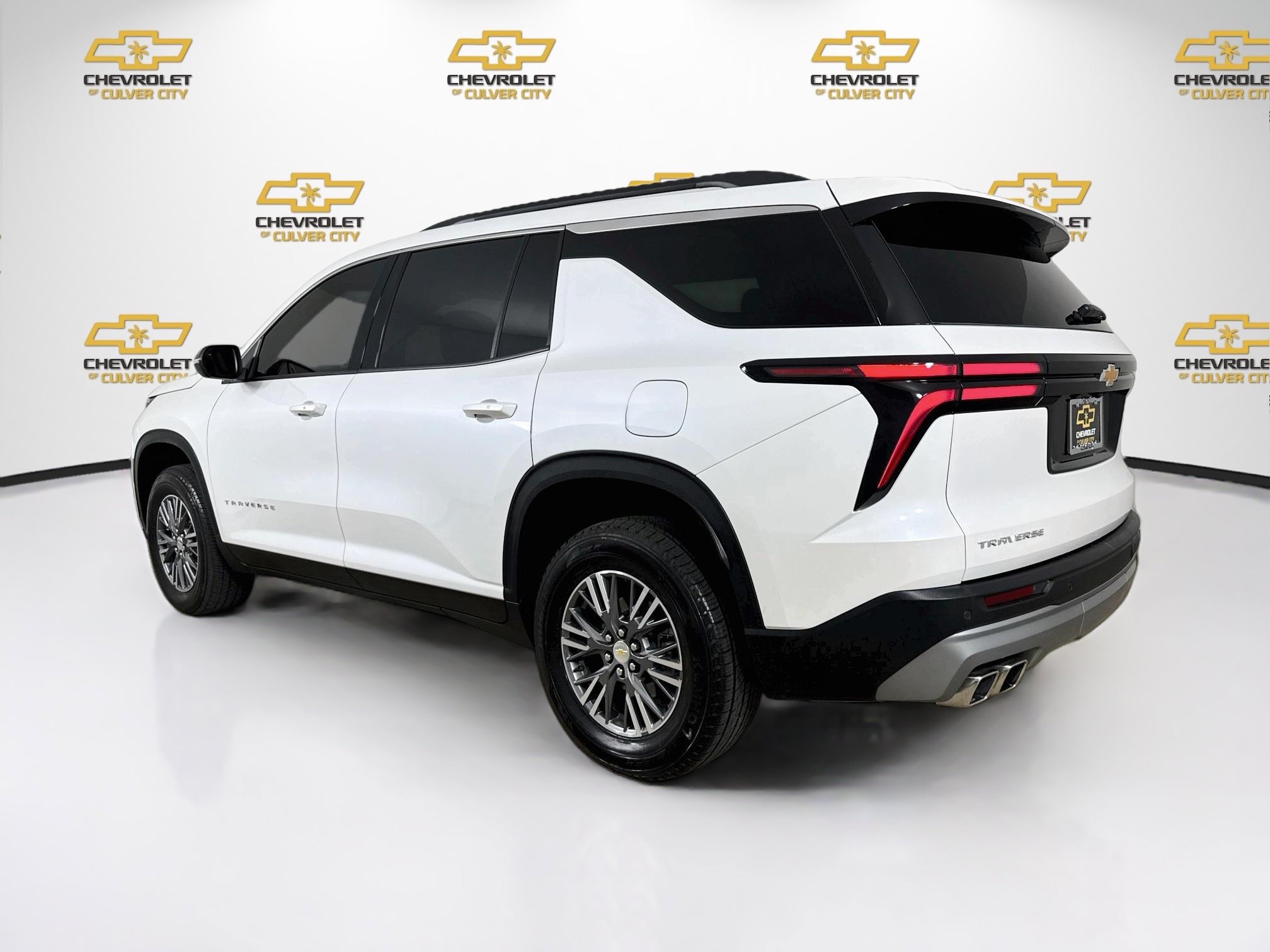 Used 2025 Chevrolet Traverse LT FWD image 6