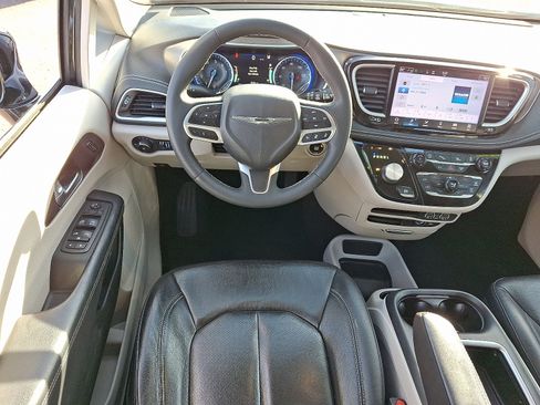 Certified 2022 Chrysler Pacifica Touring-L image 12