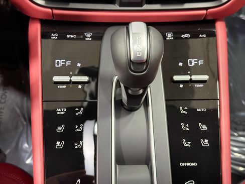 Certified 2026 Porsche Macan Turbo AWD/4WD image 34