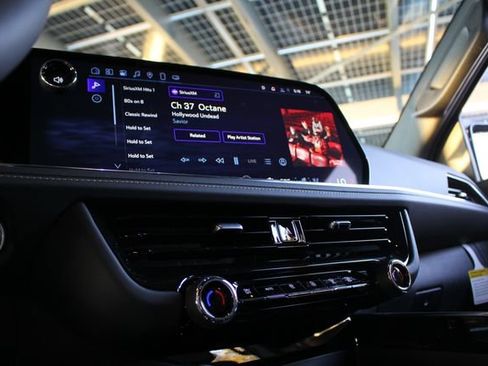 Used 2025 Chevrolet Suburban Premier image 16