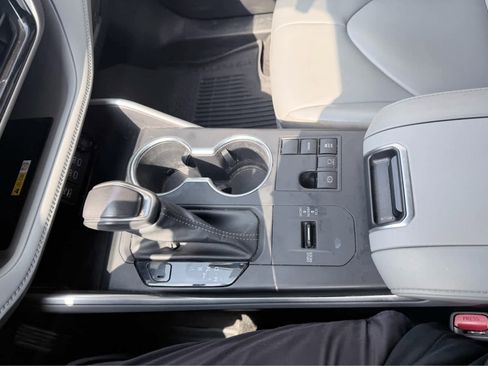 Used 2023 Toyota Highlander XLE image 29