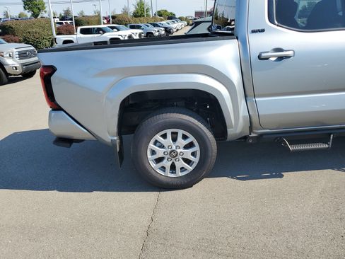 Used 2026 Toyota Tacoma SR5 AWD/4WD image 5