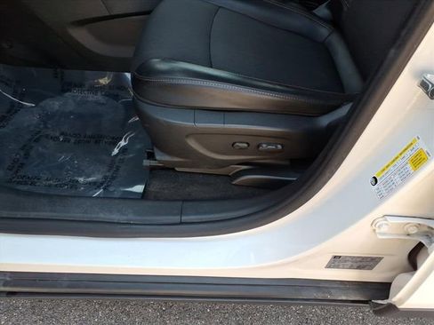 Used 2021 Chevrolet Trax LT w/ LT Convenience Package image 18