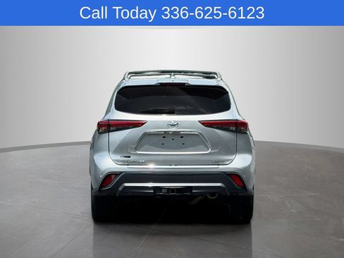 Used 2021 Toyota Highlander Limited FWD image 4