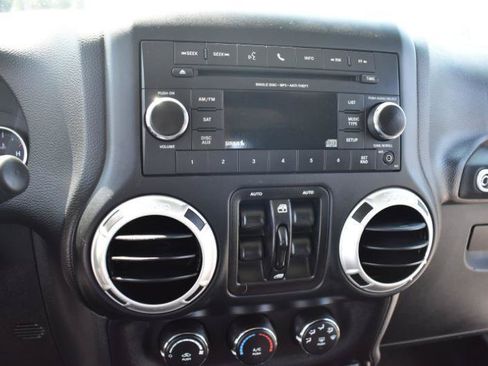 Used 2018 Jeep Wrangler Unlimited Sahara w/ Connectivity Group AWD/4WD image 21