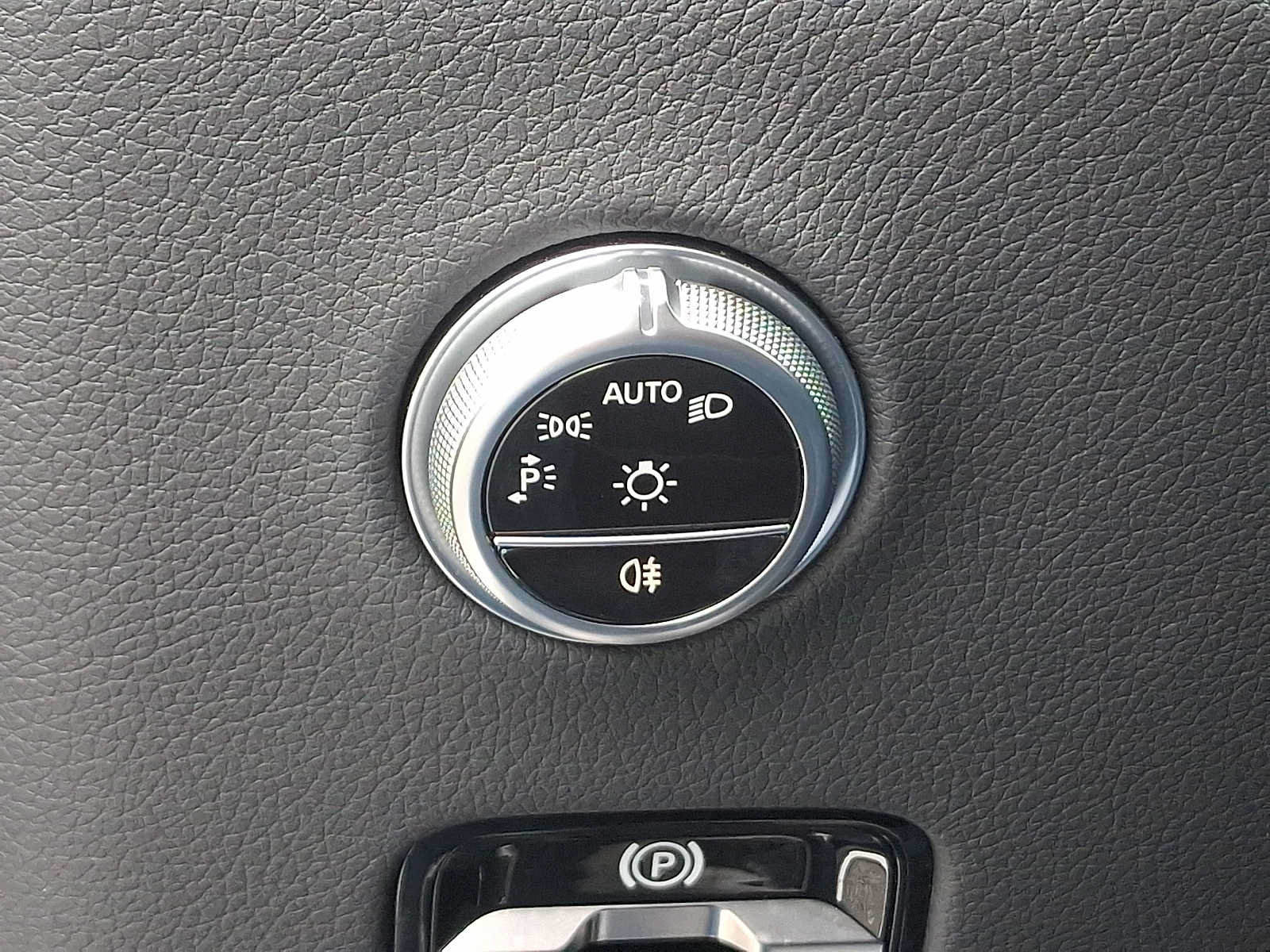 Used 2024 Mercedes-Benz GLC 300 4MATIC image 25