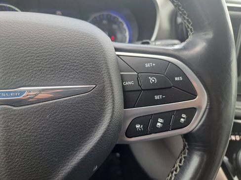 Used 2021 Chrysler Pacifica Touring-L FWD image 19