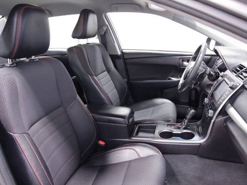 Used 2017 Toyota Camry SE image 12
