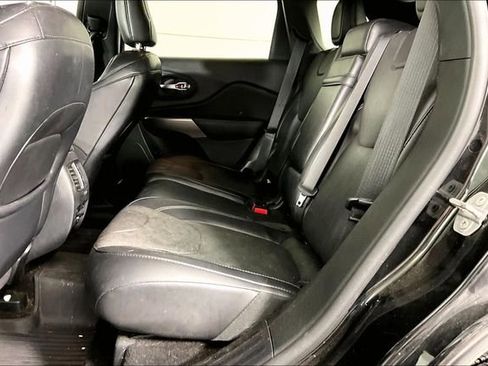 Used 2019 Jeep Cherokee Overland w/ Technology Group AWD/4WD image 2