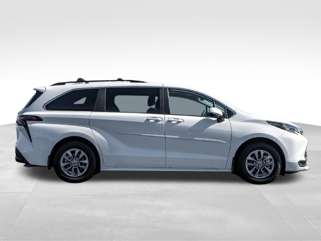 Used 2025 Toyota Sienna LE AWD/4WD image 8