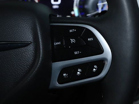 Used 2024 Chrysler Pacifica Touring-L image 23